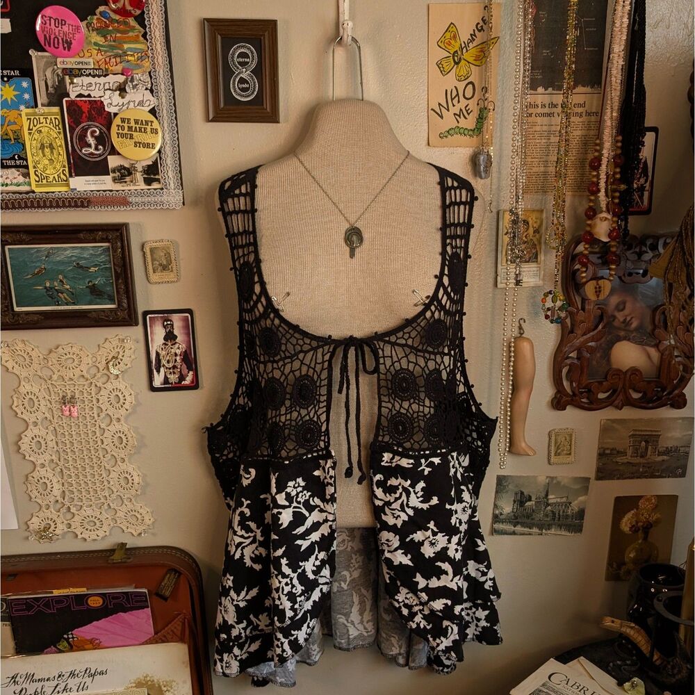 Crochet Floral Ruffled Tie Vest Women's 1X Black White